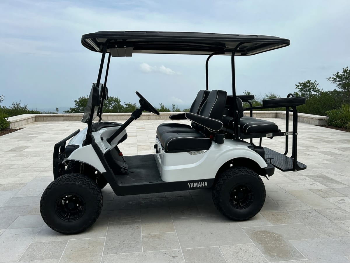 Yamaha Quiet Tech Gas Golf Cart in Like New Condition