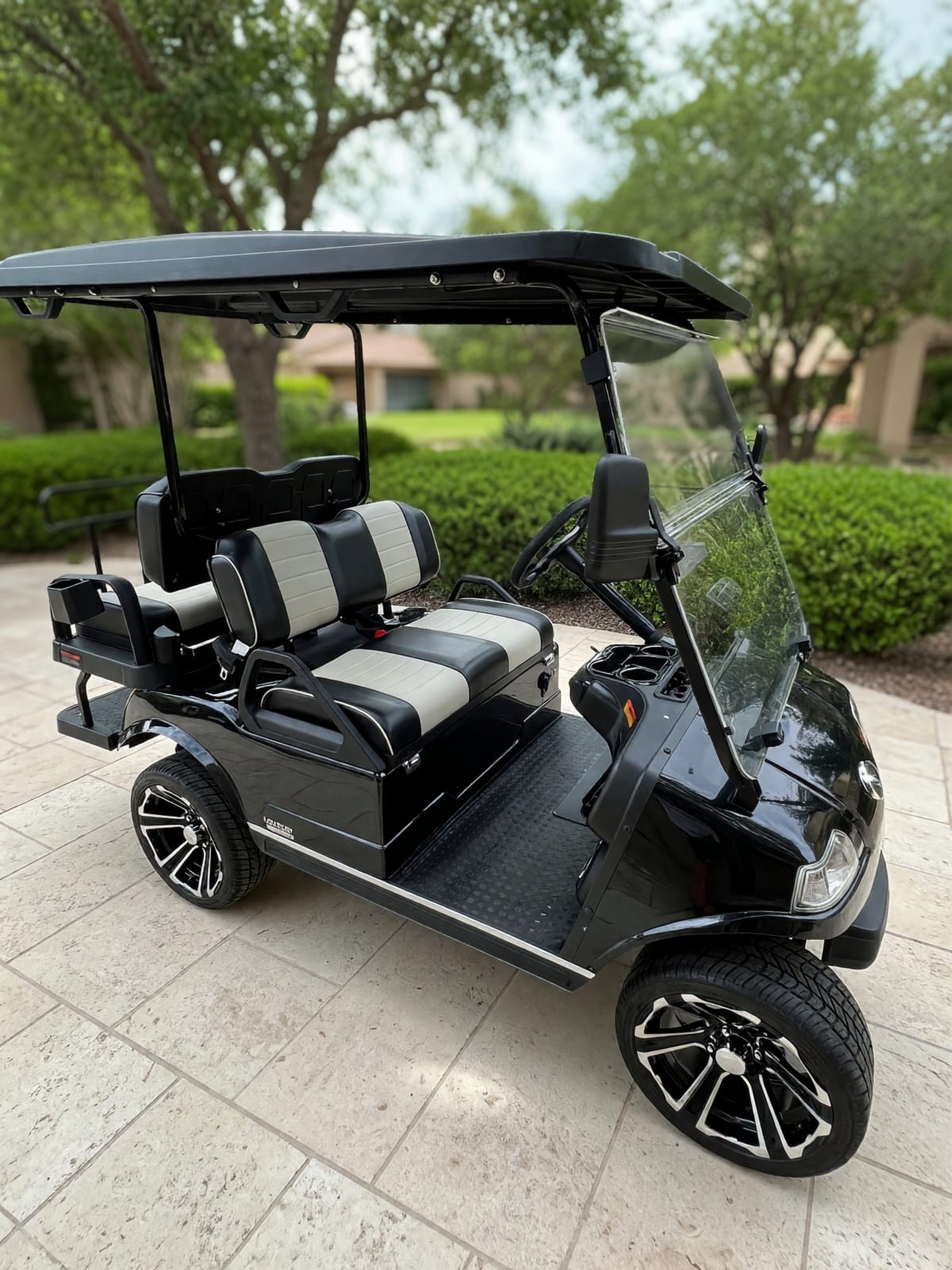 Evolution 2024 4-Seater Golf Cart in Like New Condition