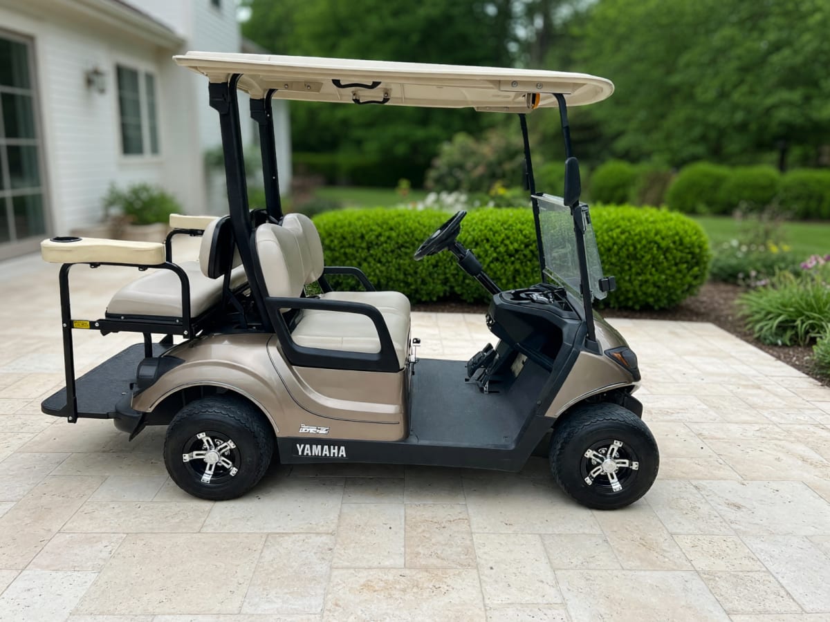2021 Yamaha 4 Seater Golf Cart in Like New Condition