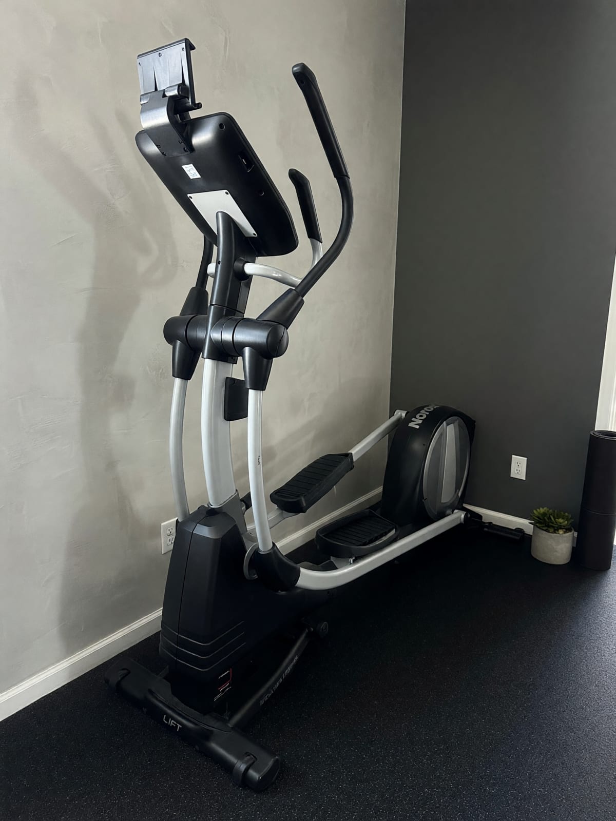 NordicTrack SpaceSaver SE9i Elliptical in Like New Condition