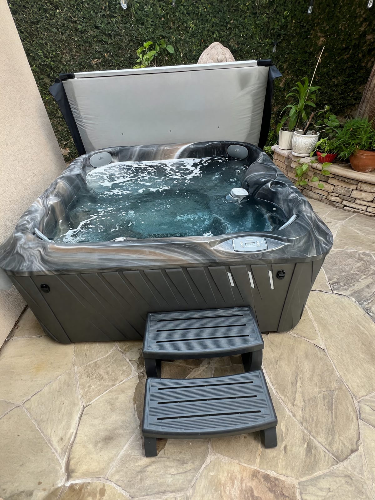 2024 Jacuzzi J-200 – Like New, 6-Person Outdoor with Cover – Aliso Viejo, CA
