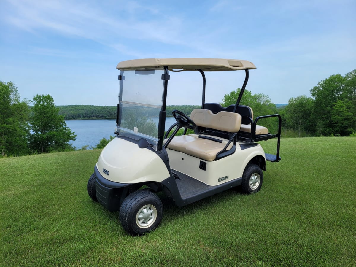 2017 E-Z-GO RXV Golf Cart in Good Condition – Lakeview, MI