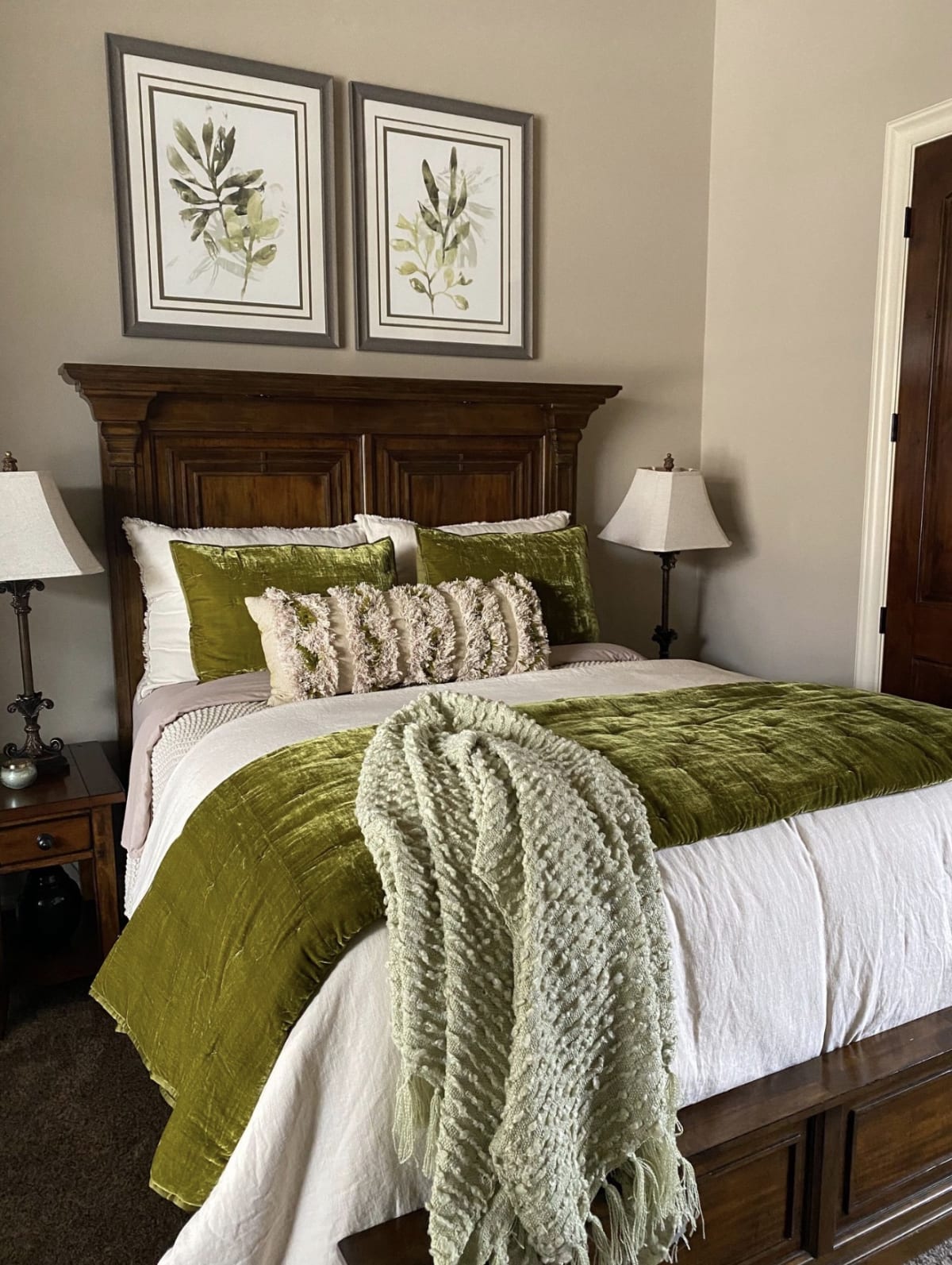 Star Furniture Queen Bedroom Set – Used with Nightstands Mattress and Comforters – Spring, TX