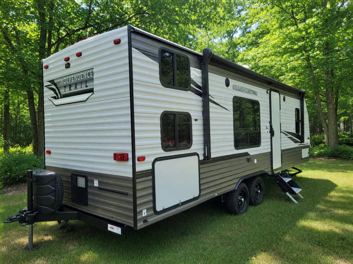 2020 26ft Travel Trailer in Like New Condition – Florahome, FL