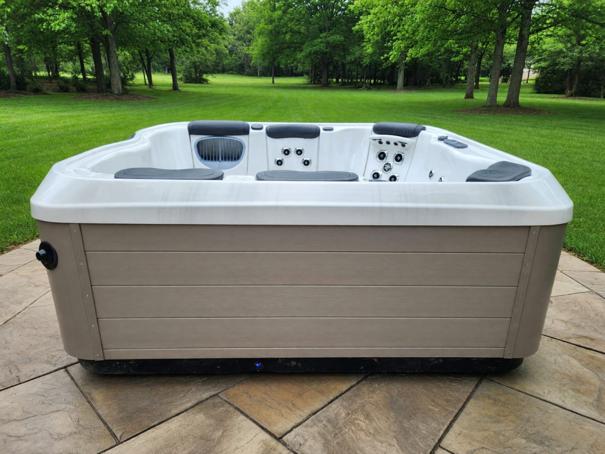 Bullfrog Spas Hot Tub in Good Condition – Woonsocket, RI