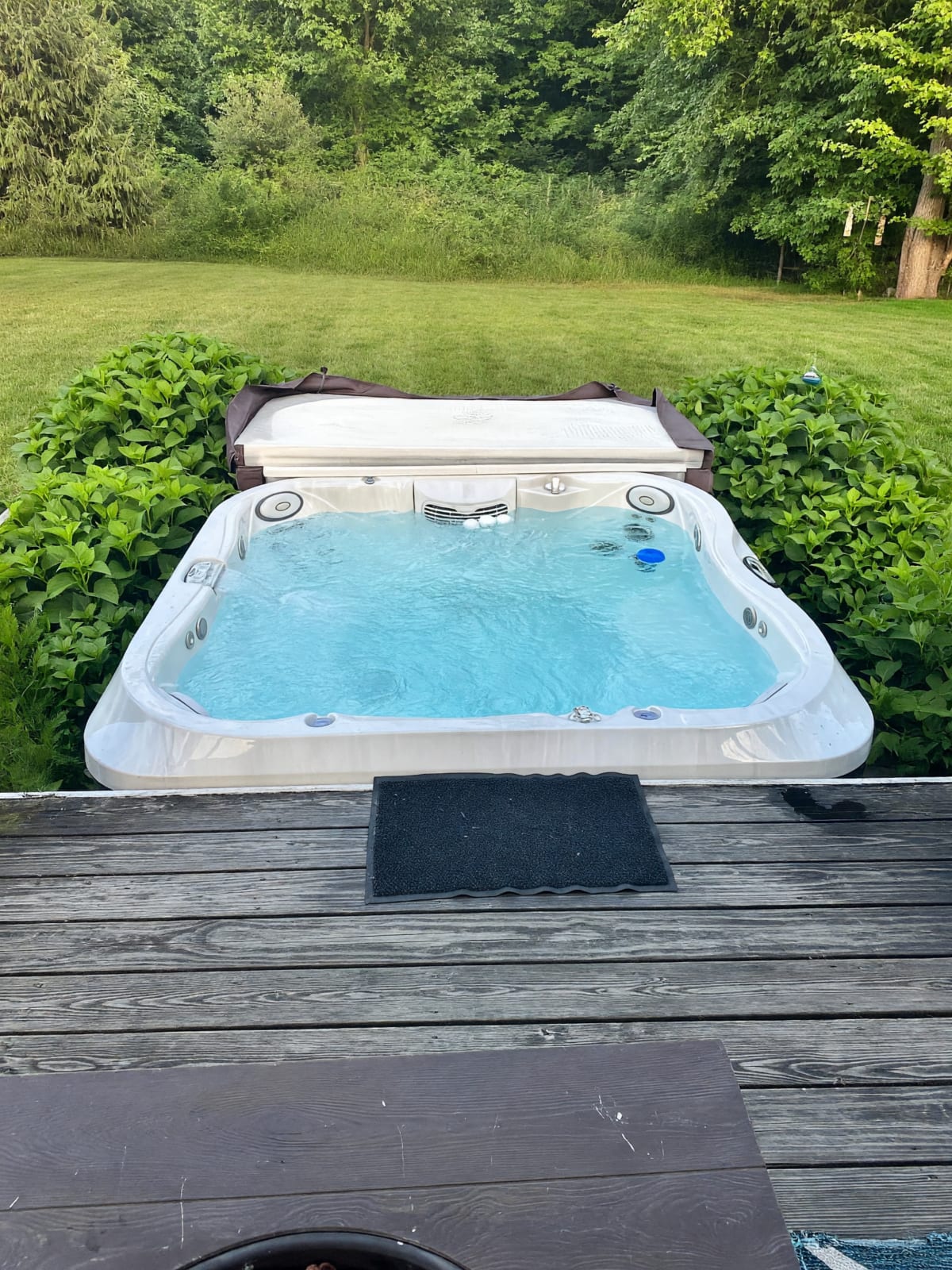 Jacuzzi J-385 Hot Tub in Good Condition – Painesville, OH