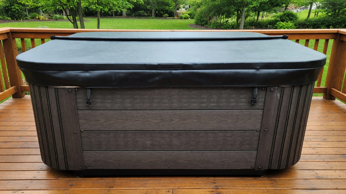 Coast Spas Classic Element Bench Hot Tub in Like New Condition – Santa Fe Springs, CA