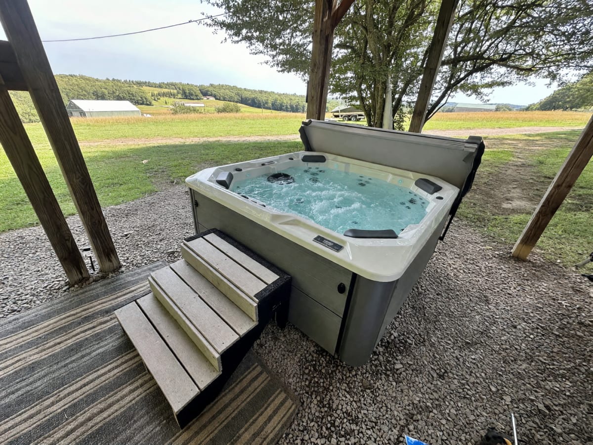 Hot Springs 2025 Hot Tub 6-8 Person in Like New Condition – Oakland, MD