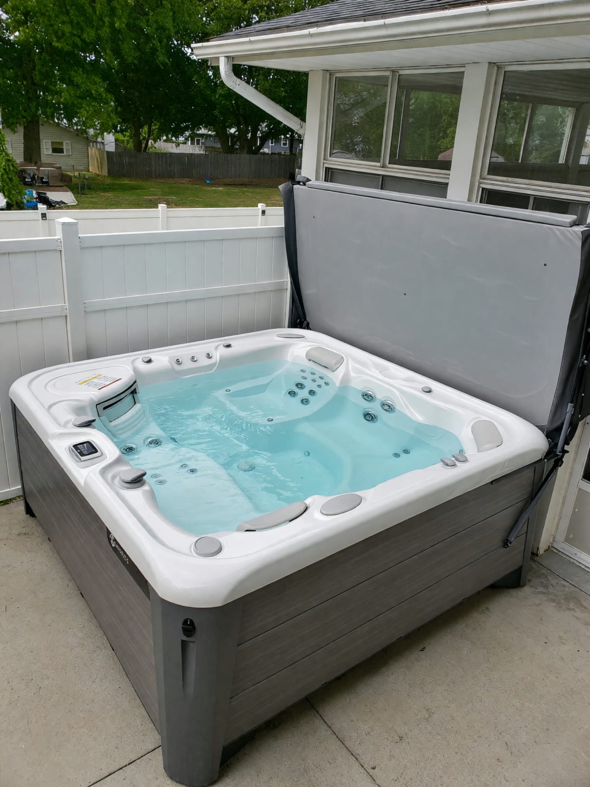 Hot Springs Envoy Spa in Like New Condition – Fairview, PA