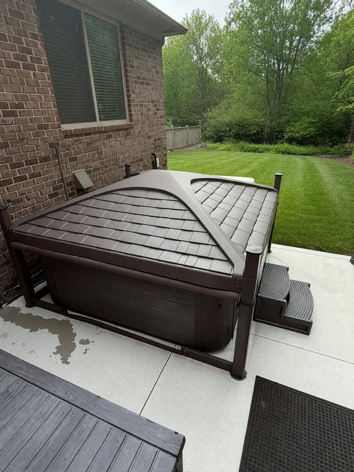 Artesian Grand Bahama Hot Tub with Covana Automated Cover in Like New Condition – Chesterfield Twp, MI