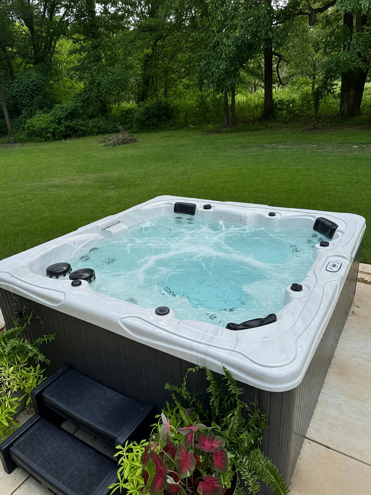 American Select Big Easy Hot Tub in Like New Condition – Hernando, MS