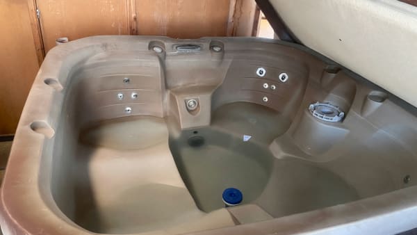 Jacuzzi 400 Gallon Hot Tub in Good Condition – Golden Valley, AZ