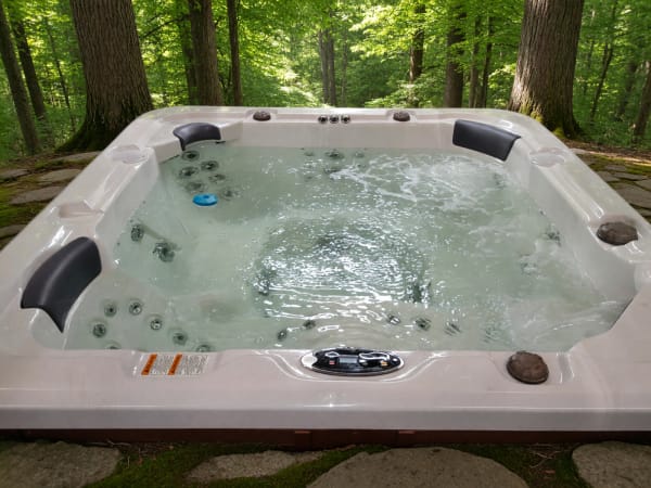 Barefoot Spa Hot Tub in Like New Condition – Henryville, IN