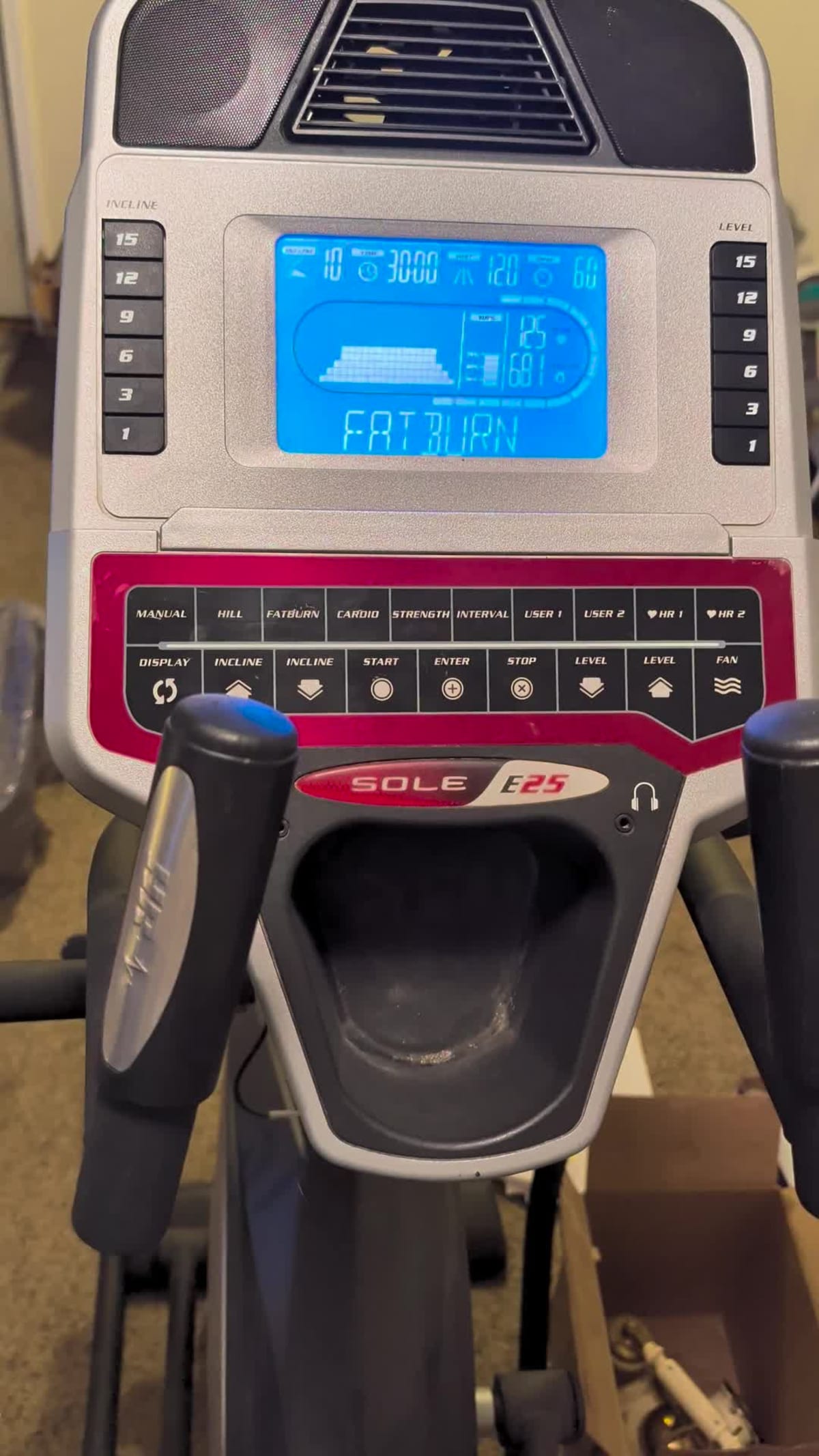 2014 Sole E25 Elliptical – Like New, Adjustable Stride & Resistance – Kaiser, MO
