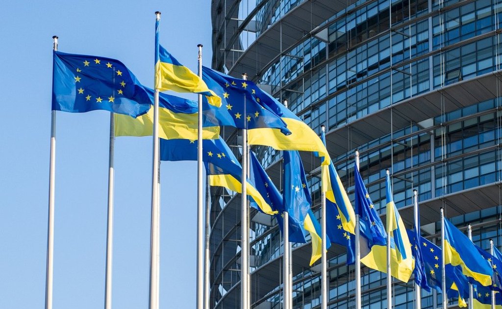 Страны ес 2024 год. Флаг Украины и ЕС. Украина и Европейский Союз. Россия в Евросоюзе. Политики Евросоюза.