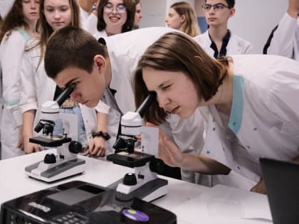 Старшеклассники узнают об основах генетики на лекциях «Предуниверсария» РостГМУ