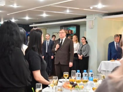 Председатель Заксобрания Александр Ищенко поздравил жён и матерей бойцов СВО с женским днём