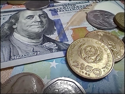 Российские банки избавляются от долларов и евро