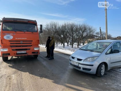 Под Ростовом люди перекрыли мусоровозам дорогу к свалке