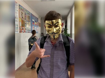 Появились снимки напавшего на людей у школы подростка в Ростовской области