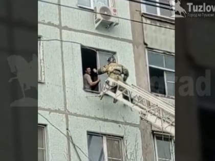 Пожарные Новочеркасска спасли наркомана, который едва не выпал из окна 6 этажа, видео