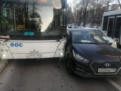 В Ростове при пожаре в пятиэтажке погибли 40-летняя женщина и 16-летняя девушка