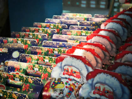 Как выбрать безопасный сладкий новогодний подарок для детей