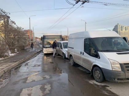 В Ростове водитель устроил ДТП с автобусом №55 и двумя минивэнами