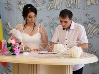 «Шахтинские известия» побывали на бракосочетании молодоженов в ЗАГСе