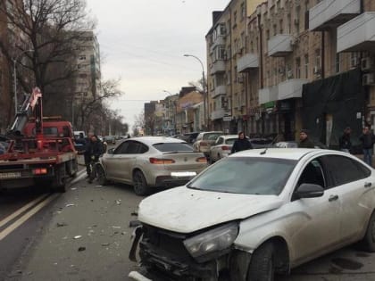 LADA Vesta собрала на ДТП два BMW, Mercedes и Mini Cooper в центре Ростова-на-Дону