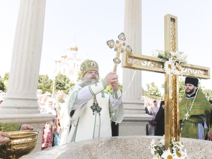 В День Святого Духа Глава Донской митрополии совершил Божественную литургию в Троицком храме Иверского женского монастыря г. Ростова-на-Дону