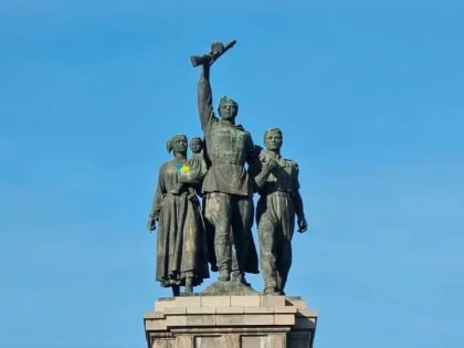 Братушки сносят памятник советским воинам