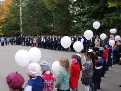 «Молодогвардейцы» Октябрьского района посетили торжественную линейку в средней школе №40