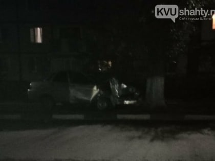 В Шахтах «ВАЗ» влетел в дерево во дворе спального района