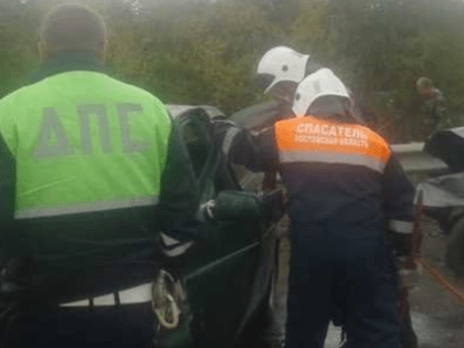 Донские спасатели вытащили троих пострадавших в ДТП из сплющенных и покорёженных машин