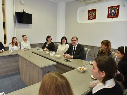 Александр Ищенко обсудил со школьниками из Шахт вопросы работы донского парламента