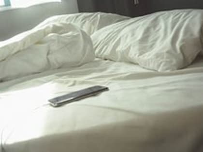 В чем опасность сна рядом с смартфоном