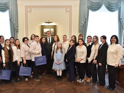 В донском парламенте провели экскурсию для шахтинских школьников