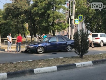 В Шахтах на перекрёстке удивительным образом столкнулись две иномарки