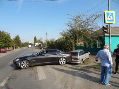 Светофор идёт на рекорд. В Батайске на пересечении Рыбной и Горького очередное ДТП