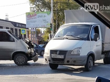 В центре Шахт столкнулись два грузовика