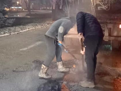На дорогах Таганрога продолжается карто-ямочный ремонт