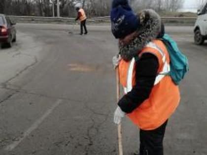 В Таганроге продолжается уборка городских территорий