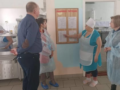 Разнообразие блюд и полнота порций: единороссы оценили качество горячего питания в школах Усть-Донецкого района