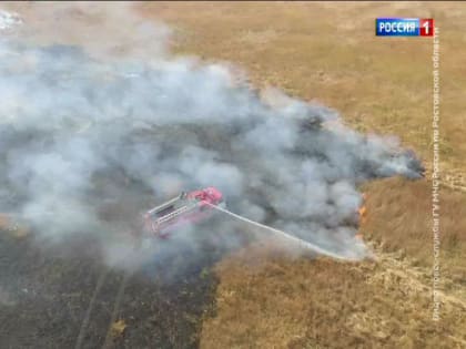 У хутора Махин в Ростовской области горит около 1000 кв. м. сухой травы