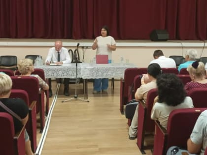 Депутат Ирина Жукова совместно с представителями ресурсоснабжающих организаций встретилась с жителями поселка Аюта