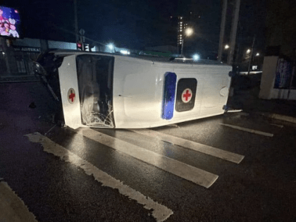 В Ростове карета скорой помощи с беременной попала в ДТП и перевернулась