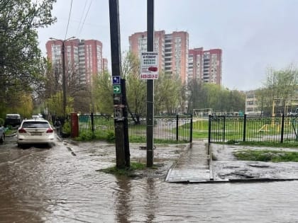 Дорогу к школе затопило в Ростове