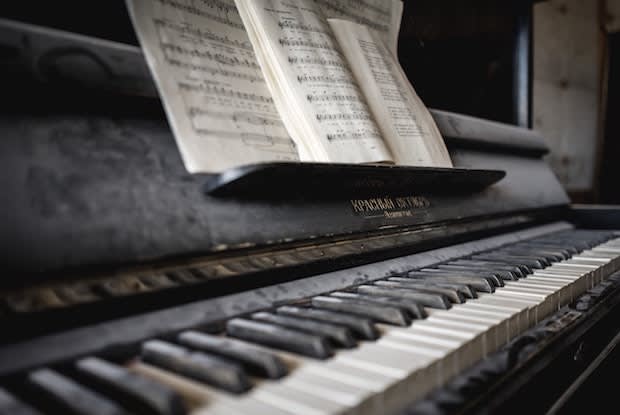 an old piano covered in dust