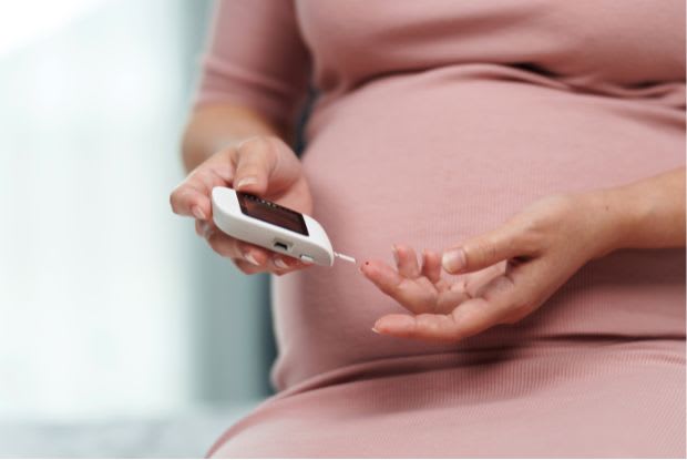 pregnant woman checking blood sugar